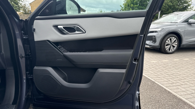 Land Rover Range Rover Velar 3.0 D300 MHEV Belgravia Edition 5dr Auto Diesel Estate - Image 29